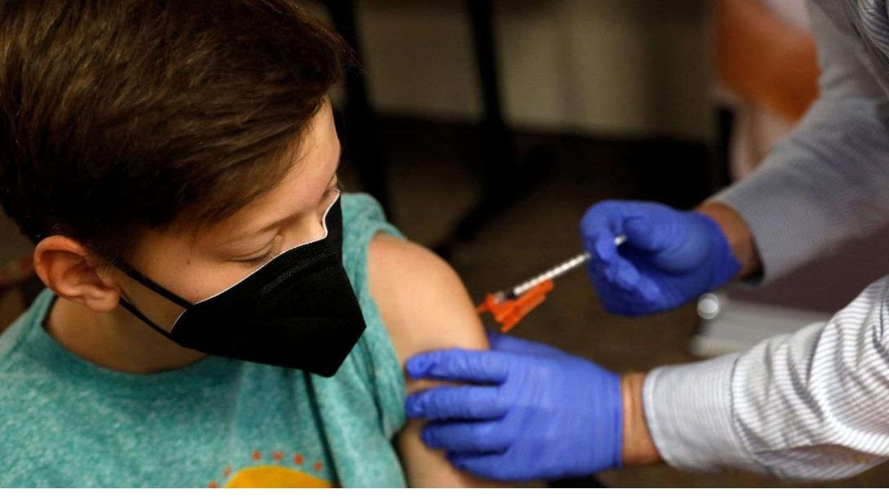 Vacunar con Pfizer a mayores de 12 años para un regreso a clases presenciales en Honduras, sugiere médico hondureño