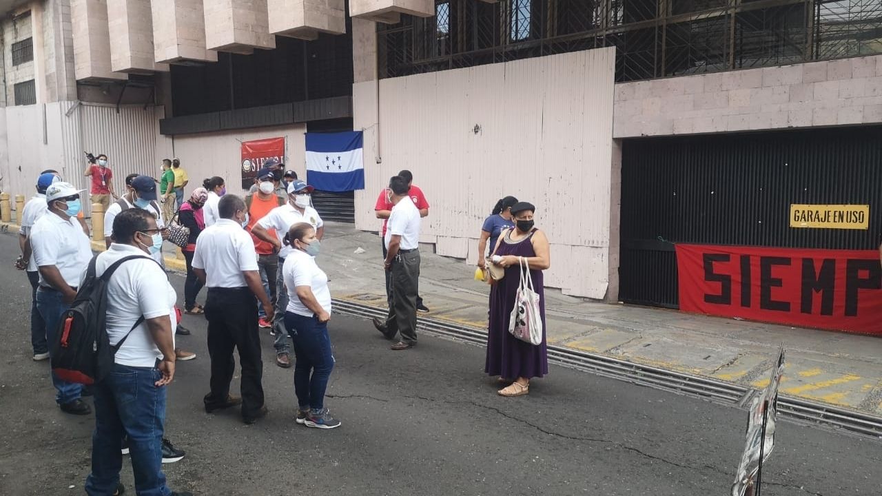 Empleados públicos protestan y bloquean calles en el centro de Tegucigalpa ante falta de pago