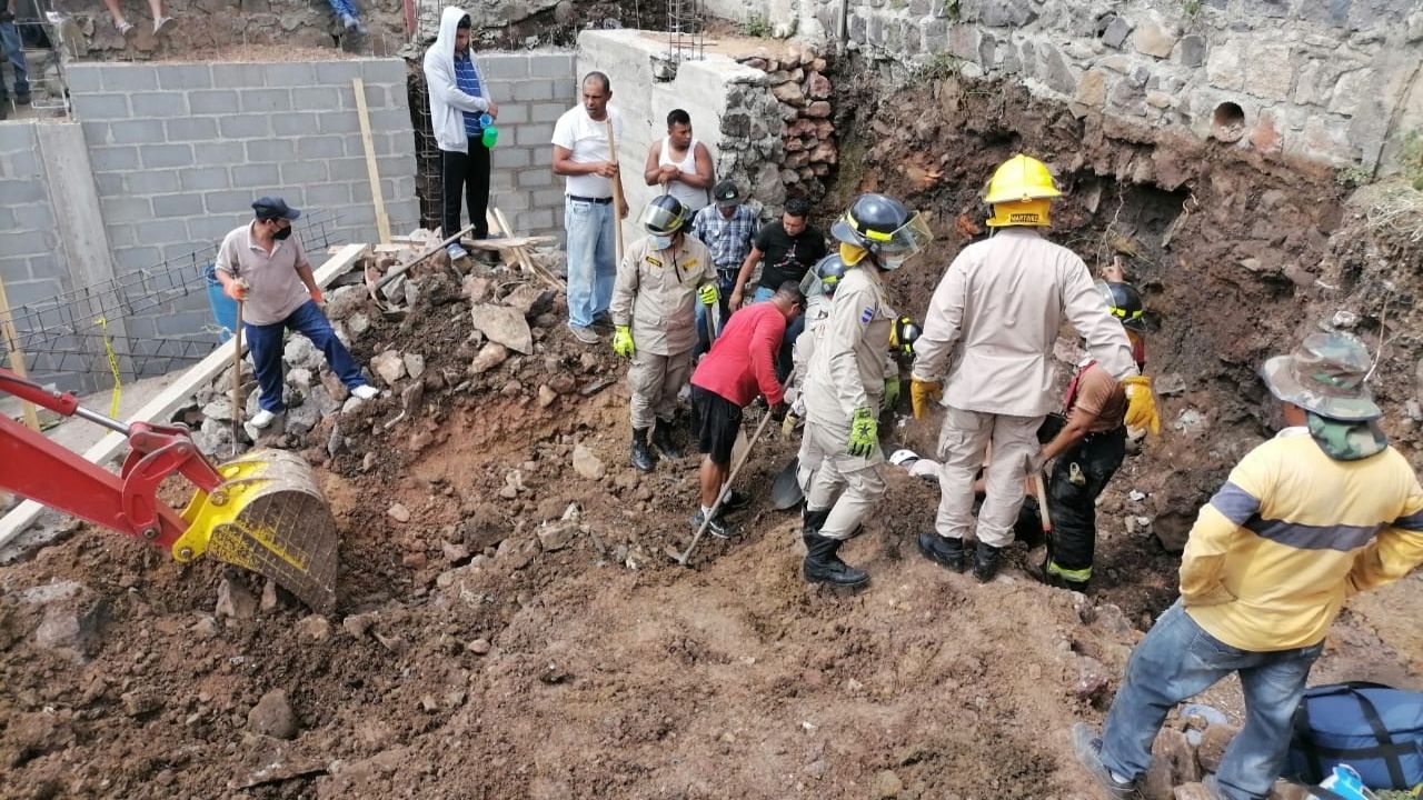 Dramático rescate a dos obreros soterrados en Comayagüela: 'estábamos trabajando y se nos vino el paredón'