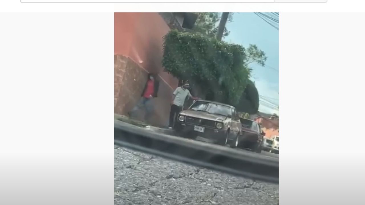 Dos supuestos roba autos quedan grabados en video mientras abrían uno en Tegucigalpa, mira cómo operan