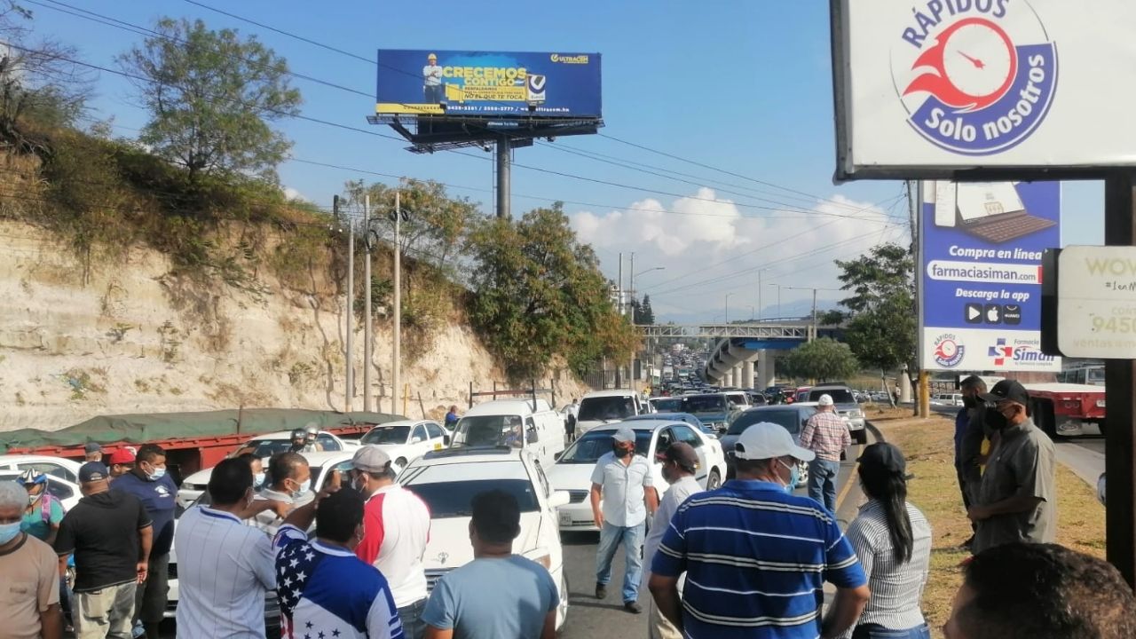 Taxistas realizan paro de labores en diferentes partes de Honduras exigiendo el pago de bono