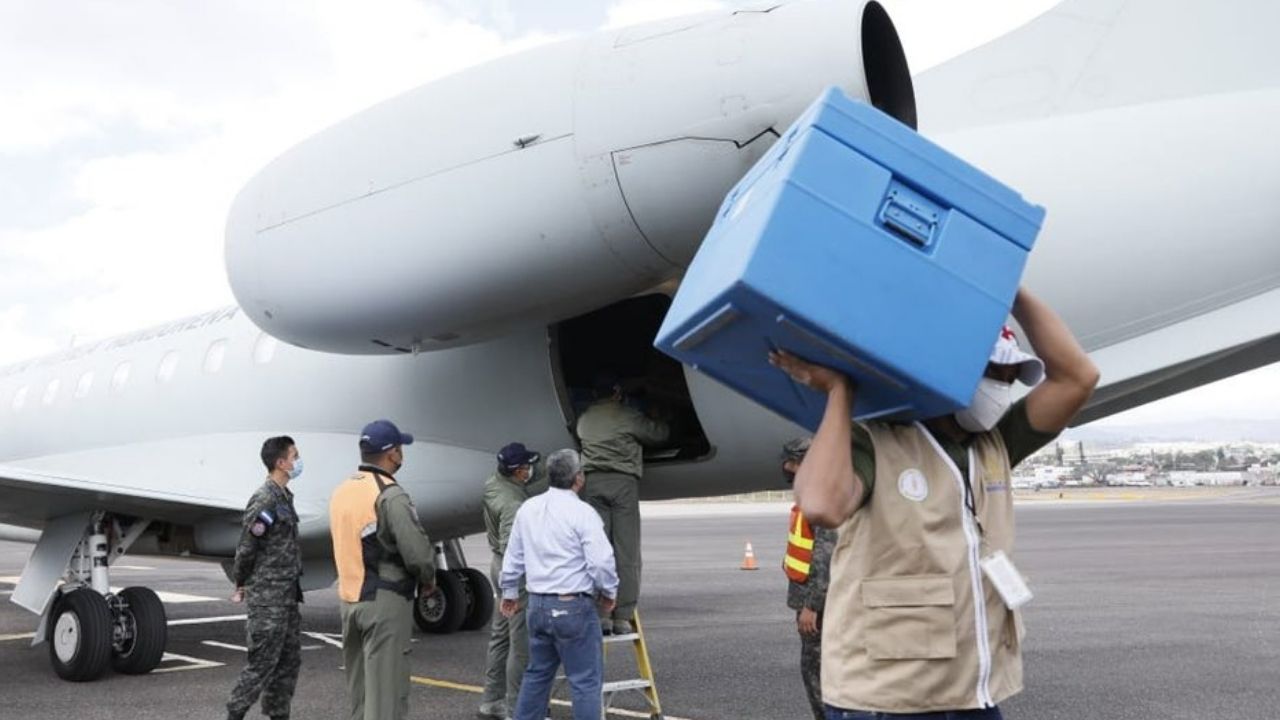 Estados Unidos comienza el envío de millones de vacunas a países 'con necesidades´