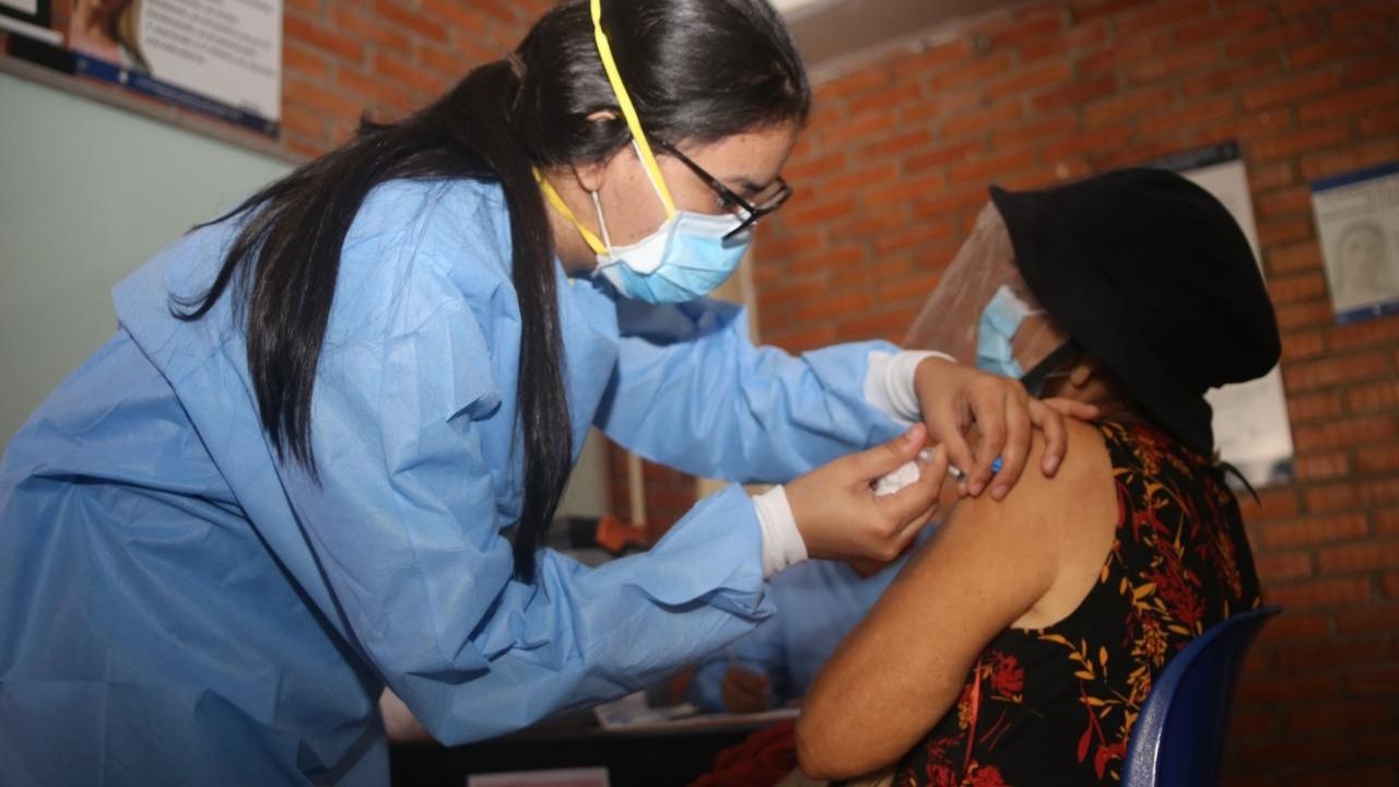 Calendario de vacunación anticovid para hondureños de 50 a 59 años en Tegucigalpa y San Pedro Sula