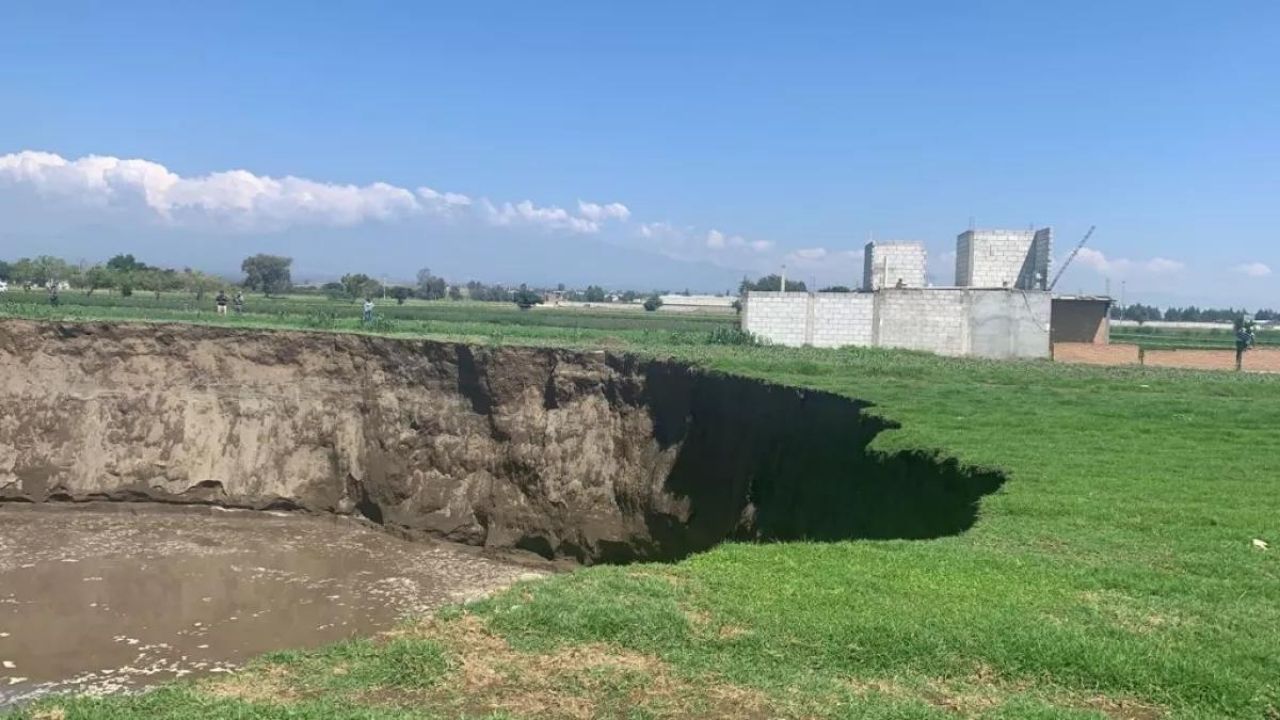 ¡Sorprendente! Videos captan increíble hundimiento de tierra en México