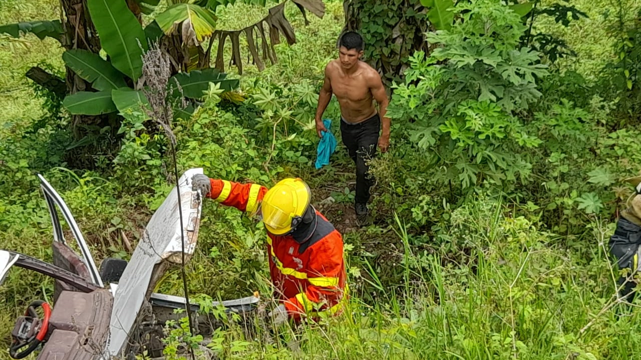 Fallecen abuelo y nieto tras volcamiento en carretera CA-4 de Honduras