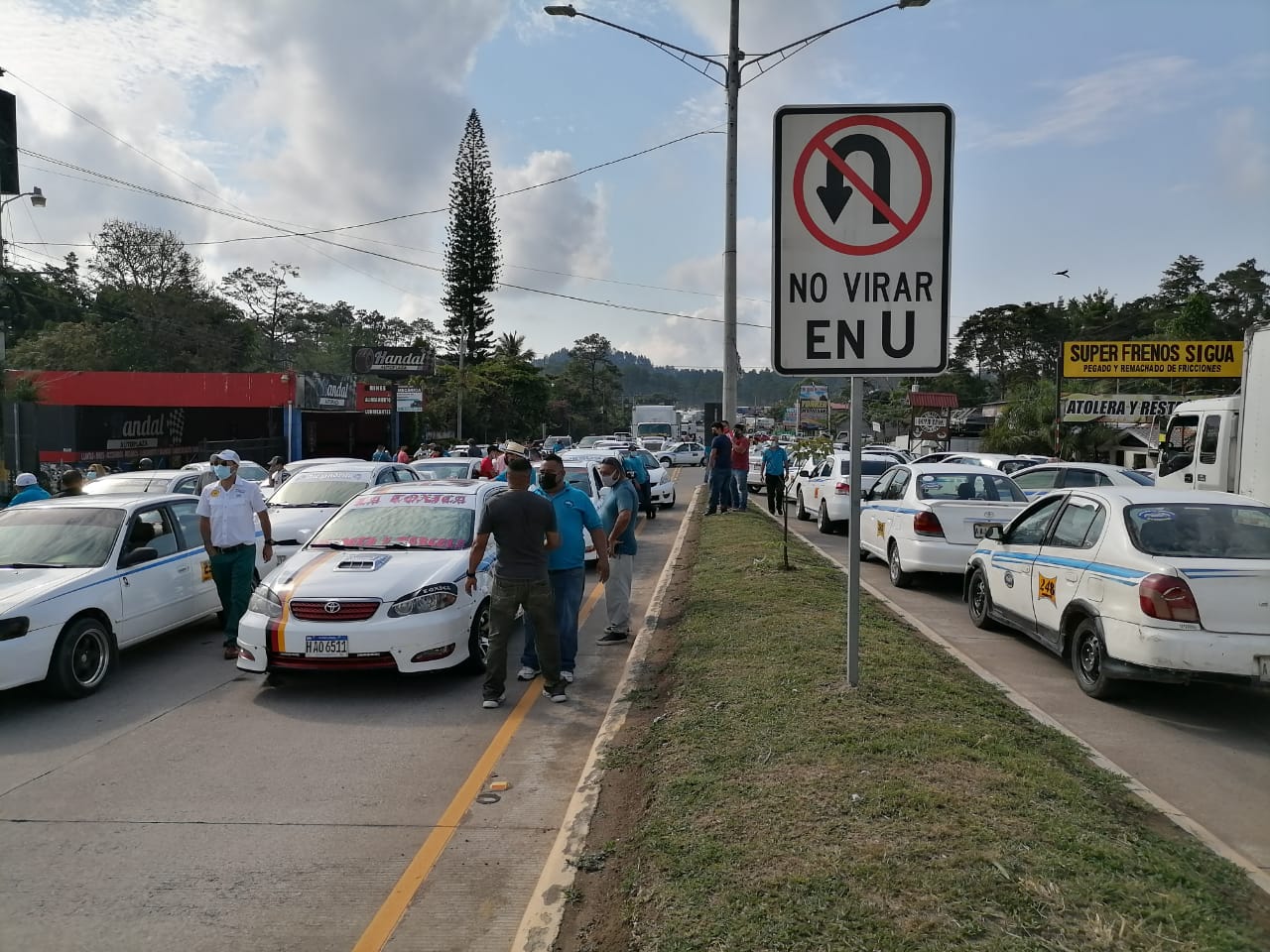 Taxistas realizan paro de labores en diferentes partes de Honduras exigiendo el pago de bono