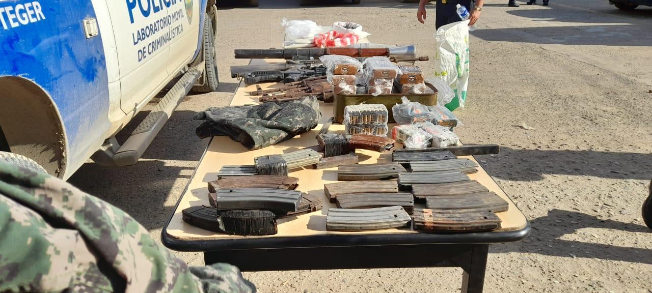 Arrestan a una mujer de 50 años de edad con armas de grueso calibre, supuesta droga e indumentaria militar en Colón