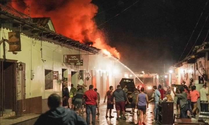 Infernales imágenes del incendio en mercado de Gracias, Lempira, que consumió al menos 500 puestos