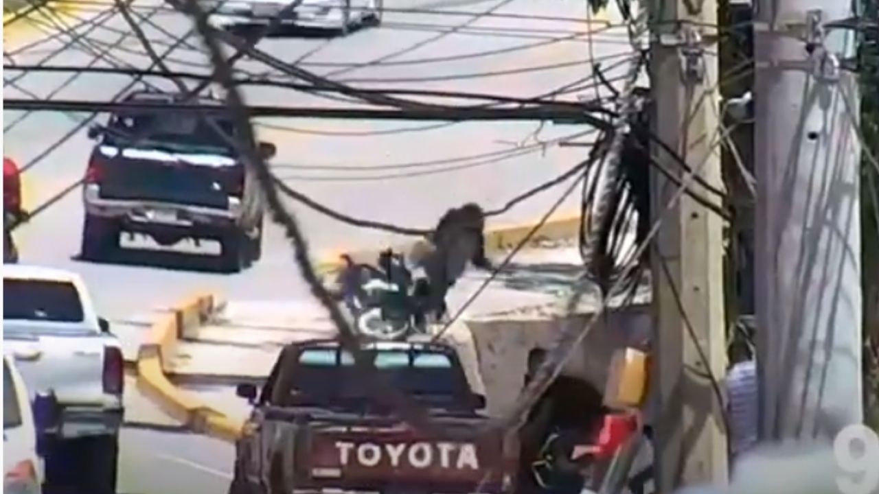 Motociclista estuvo un punto de morir tras que vehículo le quitara el derecho a vía en Copán,Honduras, aquí el video