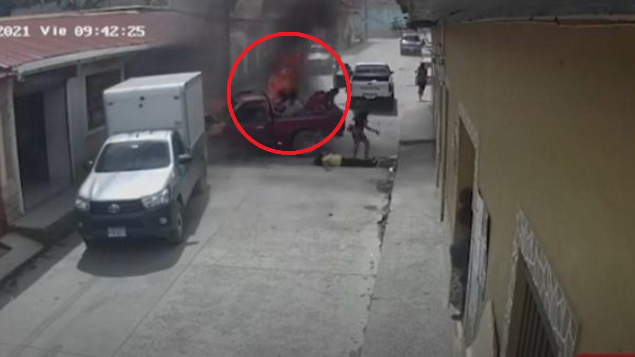 Vehículo con varias personas toma fuego luego de un fuerte impacto en Ocotepeque, todo quedó grabado