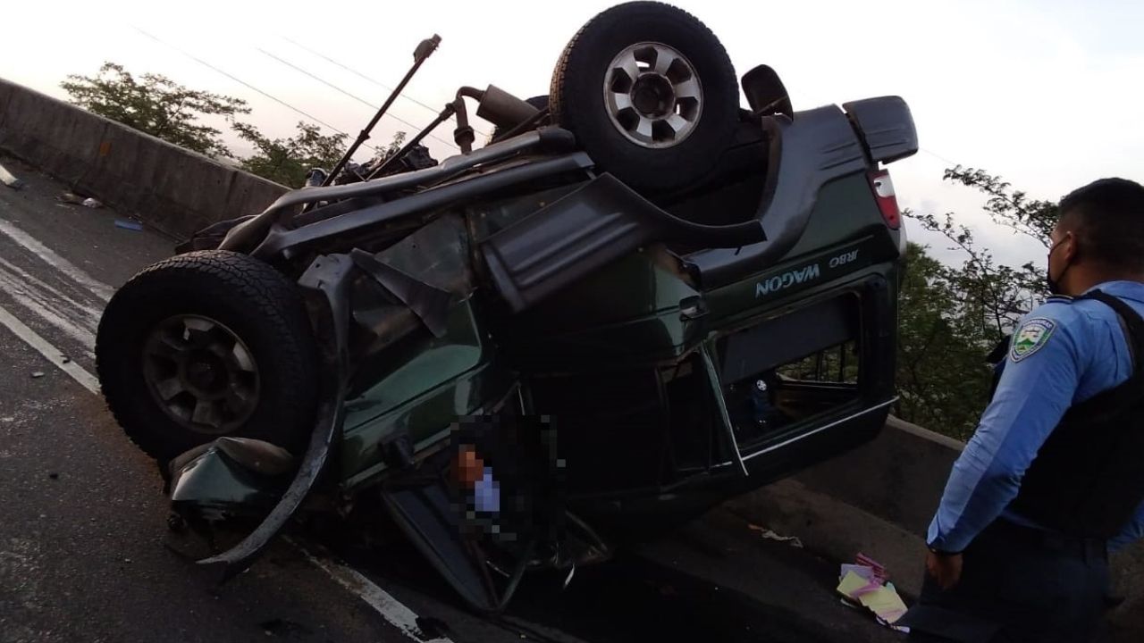 Tres muertos deja accidente de rastra que perdió su vagón en plena carretera CA-5