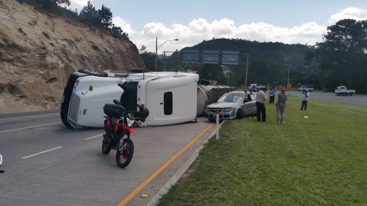 Hondureños se salvan de morir aplastados por una rastra en la carretera CA-5