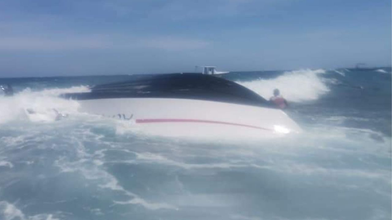 Embarcación con 10 estadounidenses y 2 hondureños naufragó en Roatán; los tripulantes de la nave fueron rescatados