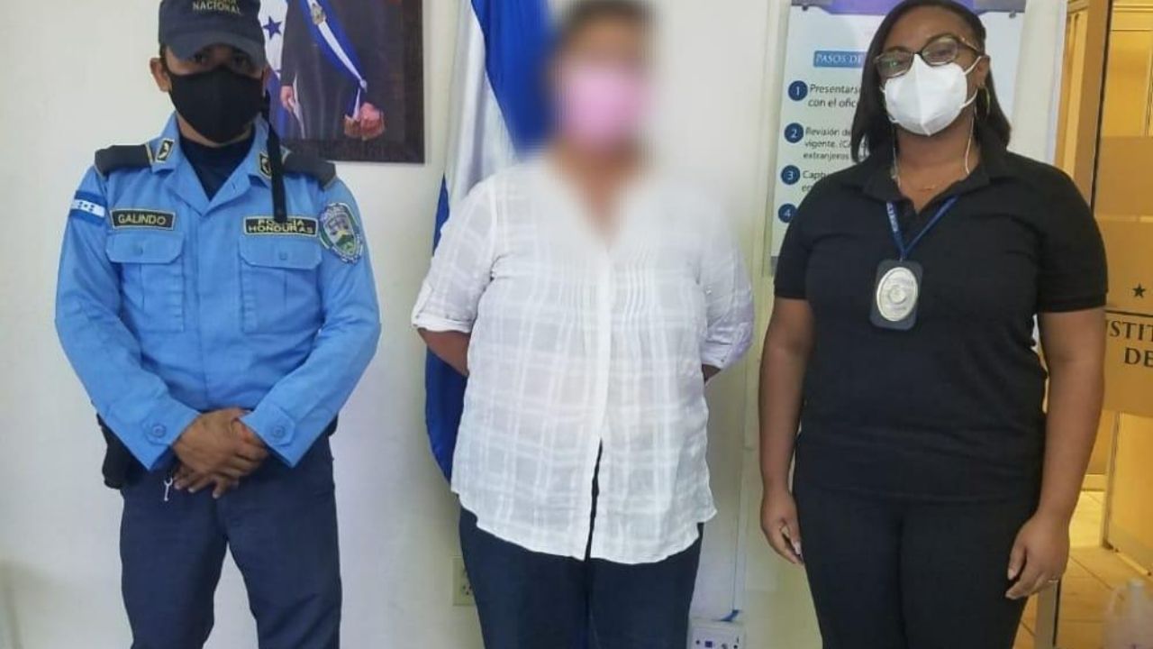 Maestra estadounidense es detenida por 'vivir ilegalmente' en Honduras
