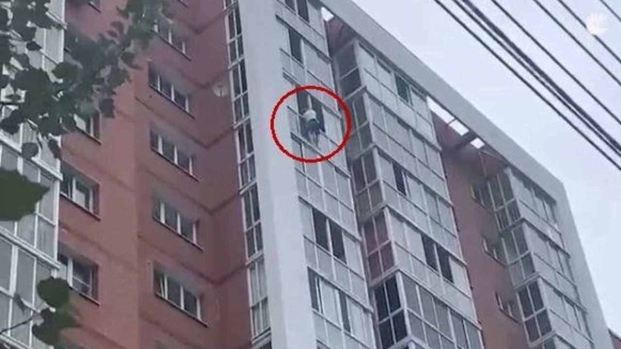 Video muestra el impactante momento cuando hombre amenazó con tirar de edificio a su hijo para exigir la presencia de su esposa