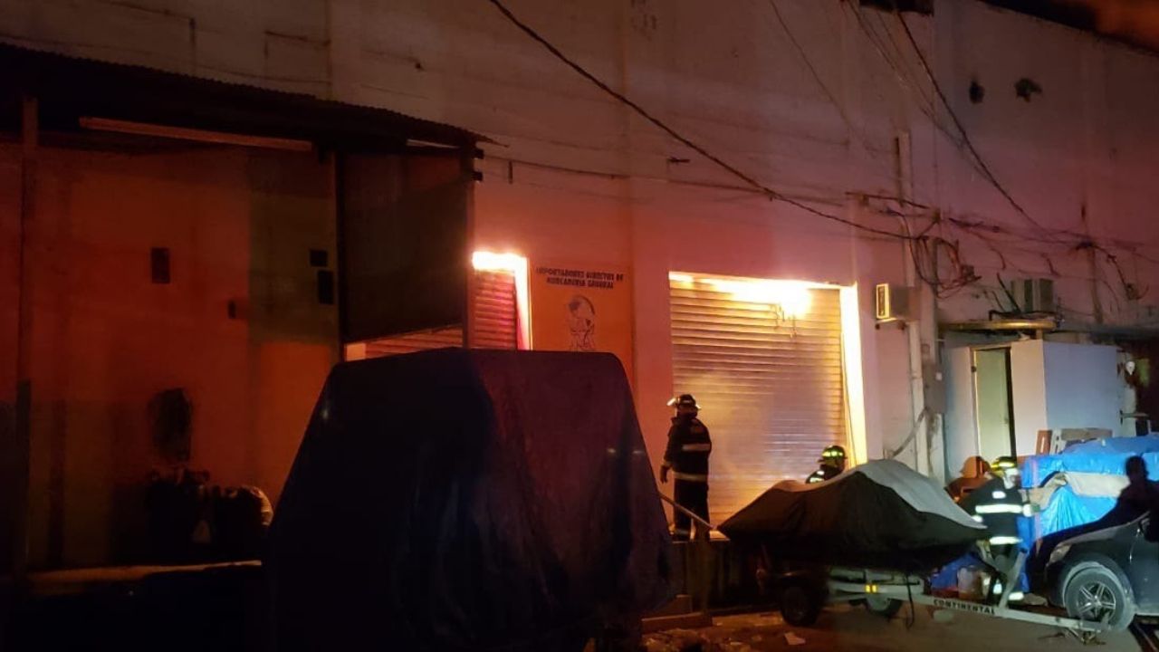 Tras pavoroso incendio, colapsa techo de inmensa bodega de artículos en Tegucigalpa y las paredes a punto de ceder
