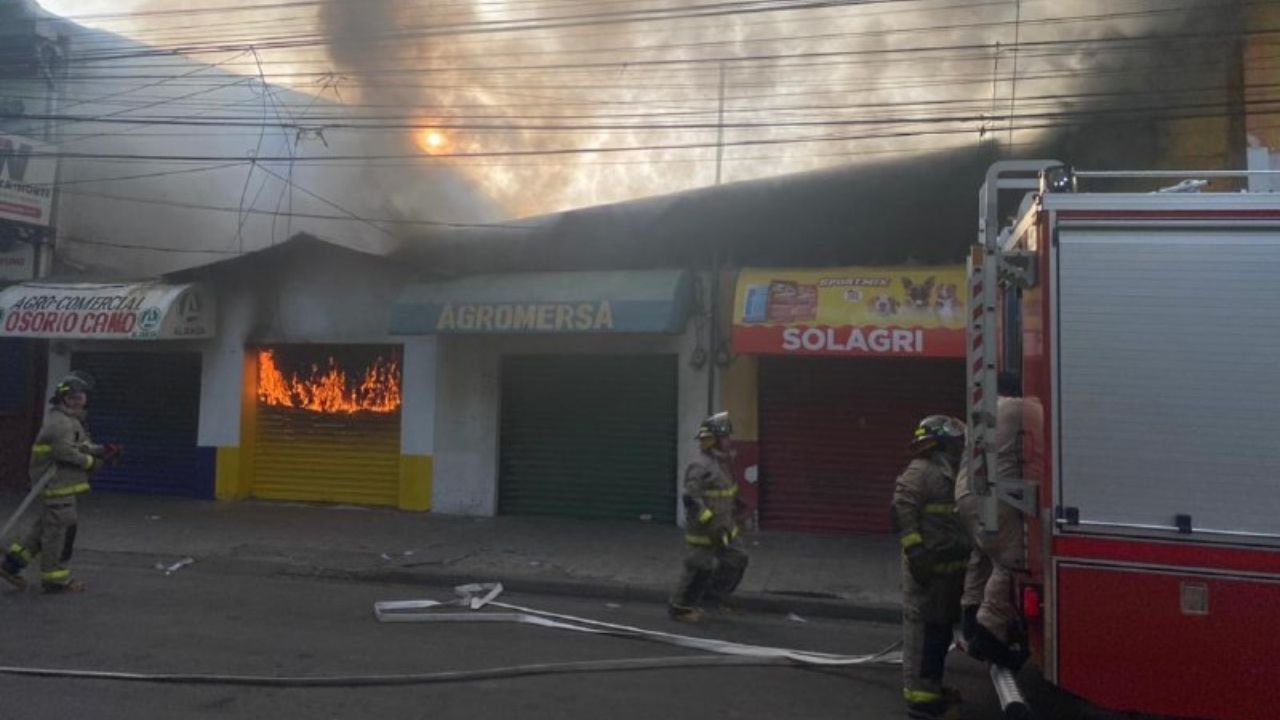 Pavoroso incendio consumió varios negocios en la avenida Lempira en San Pedro Sula