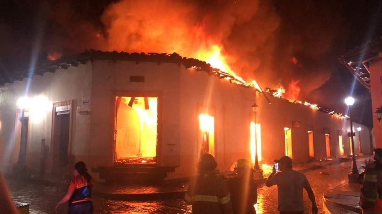 Infernales imágenes del incendio en mercado de Gracias, Lempira, que consumió al menos 500 puestos