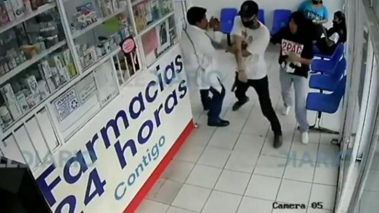 Por celos, joven golpea a doctor que revisó el seno de su pareja, todo quedó en video