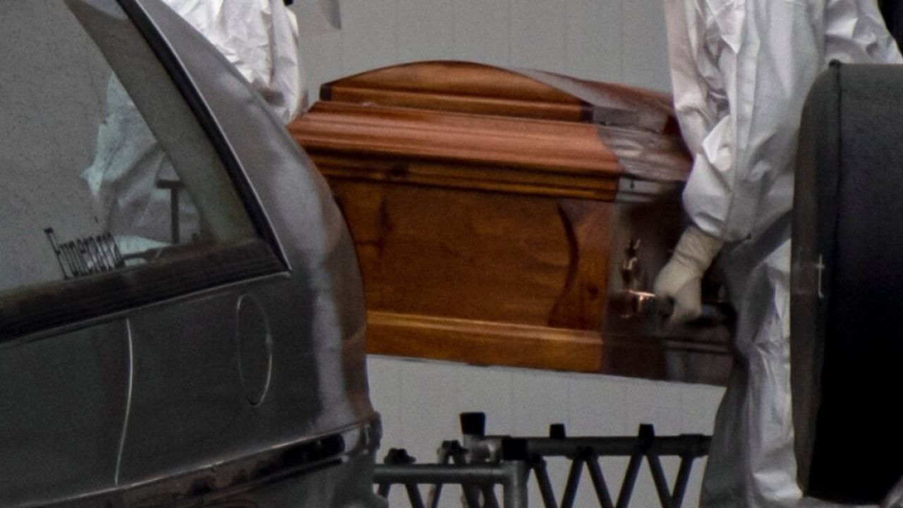 Boliviana va al cementerio, desentierra a su madre y duerme con el cuerpo durante tres noches