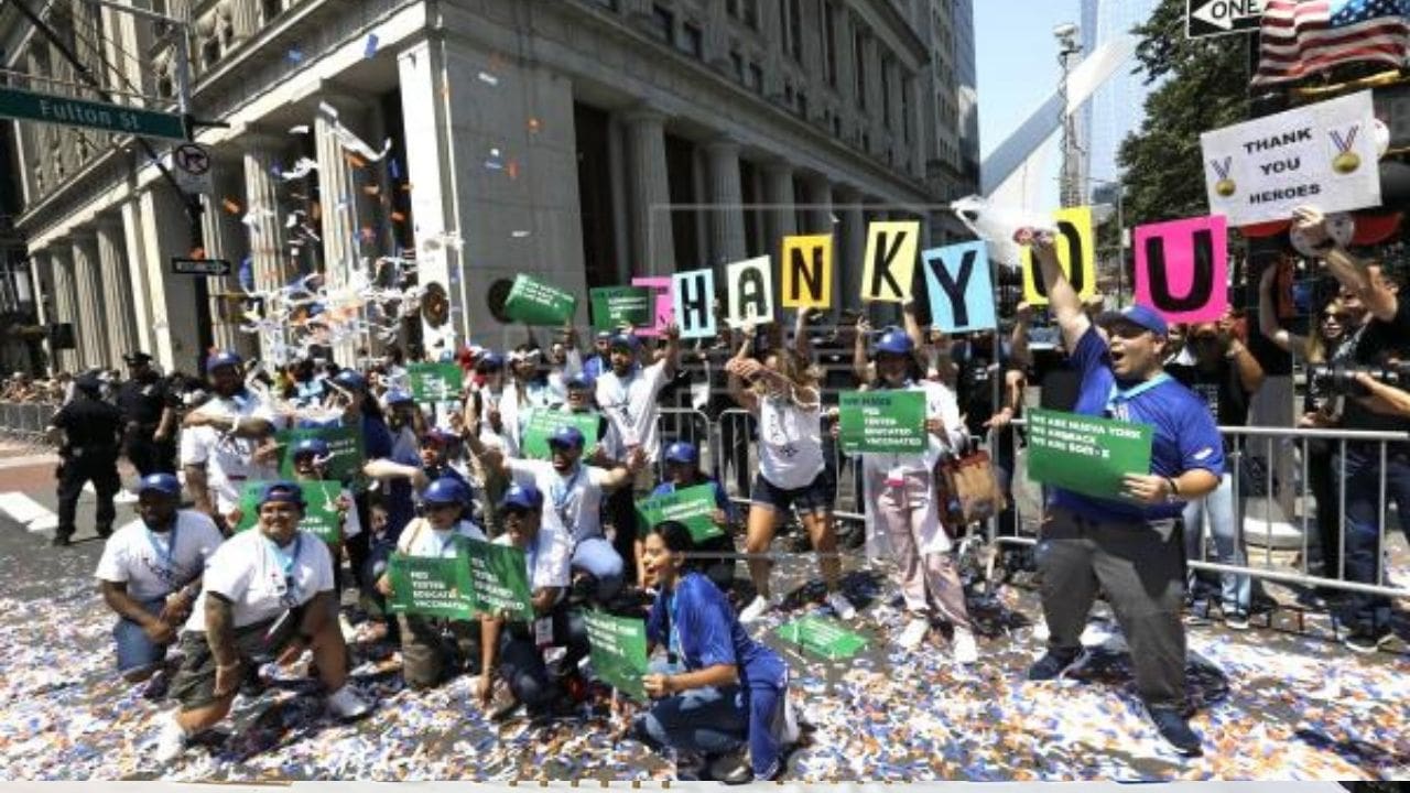 Nueva York celebra el fin de las restricciones con un desfile sin mascarillas