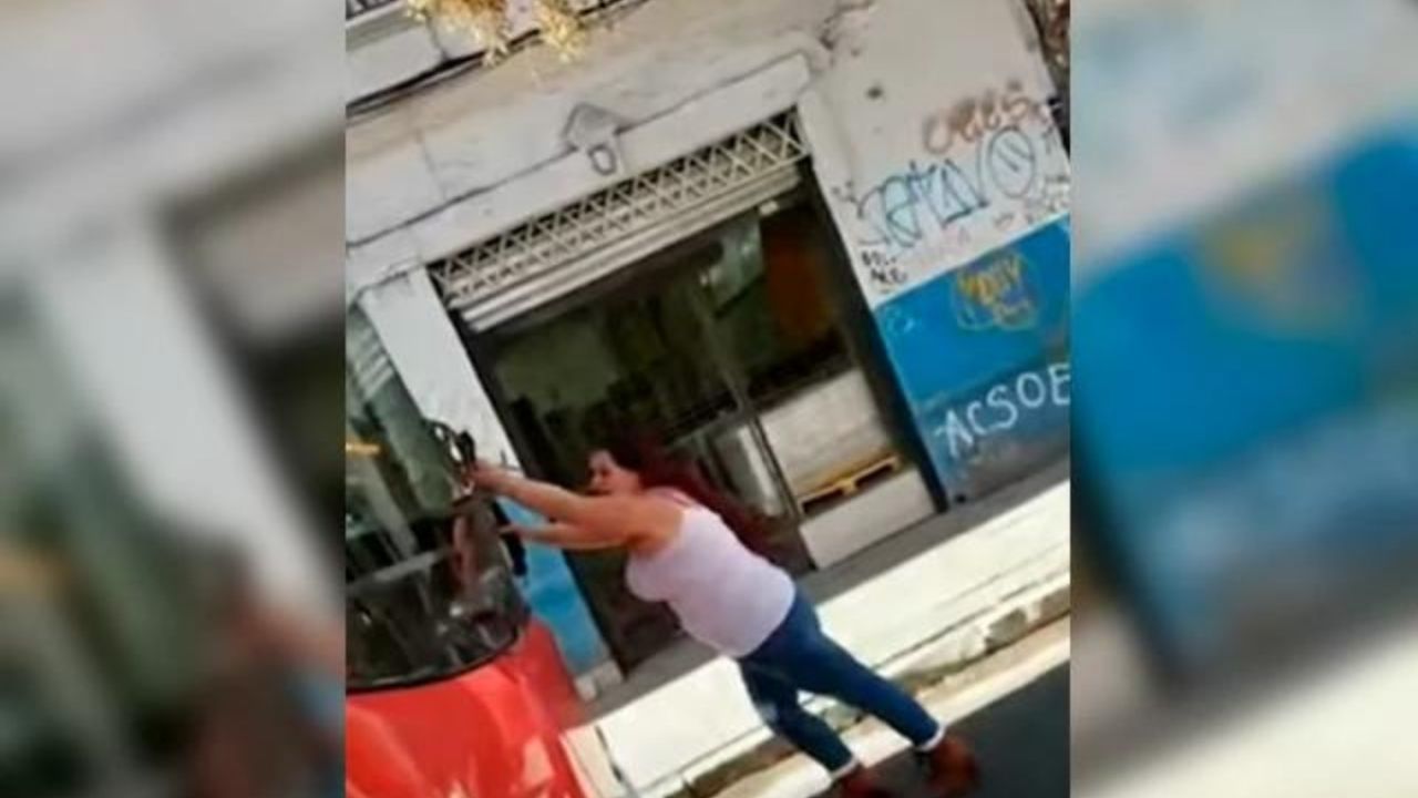 Imagen de Video capta a mujer que intenta detener un bus en movimiento que chocó su carro