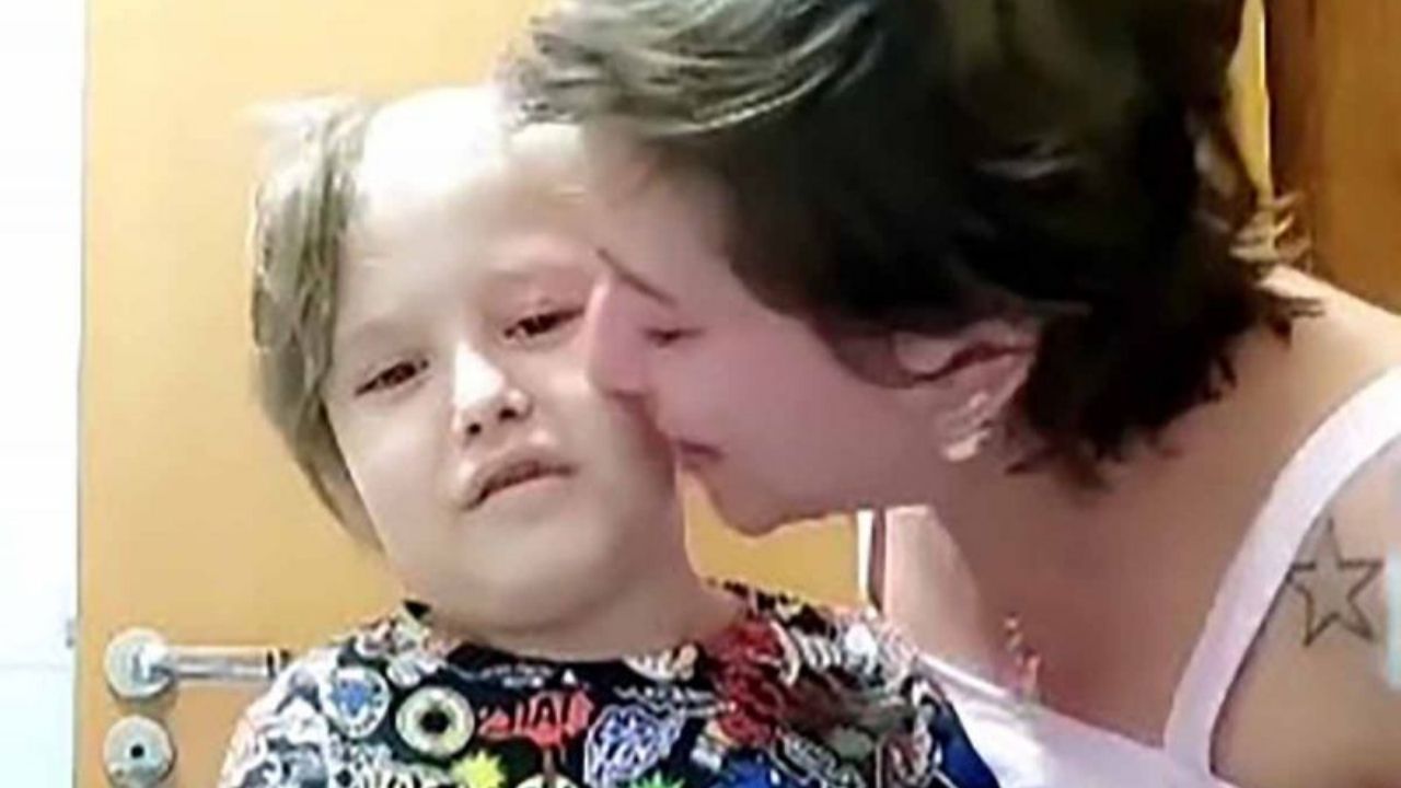 Video: Niño con leucemia enternece con mensaje a su mamá mientras le corta el cabello