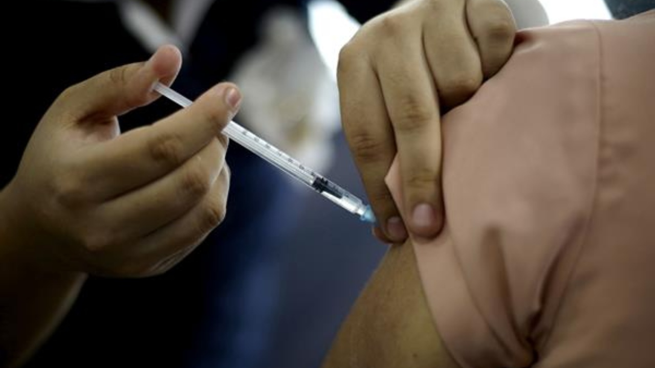 El Salvador autoriza vacunación contra covid a mayores de 18 años de edad