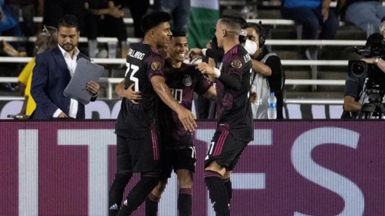 México vence a El Salvador y se queda con el primer lugar del grupo A