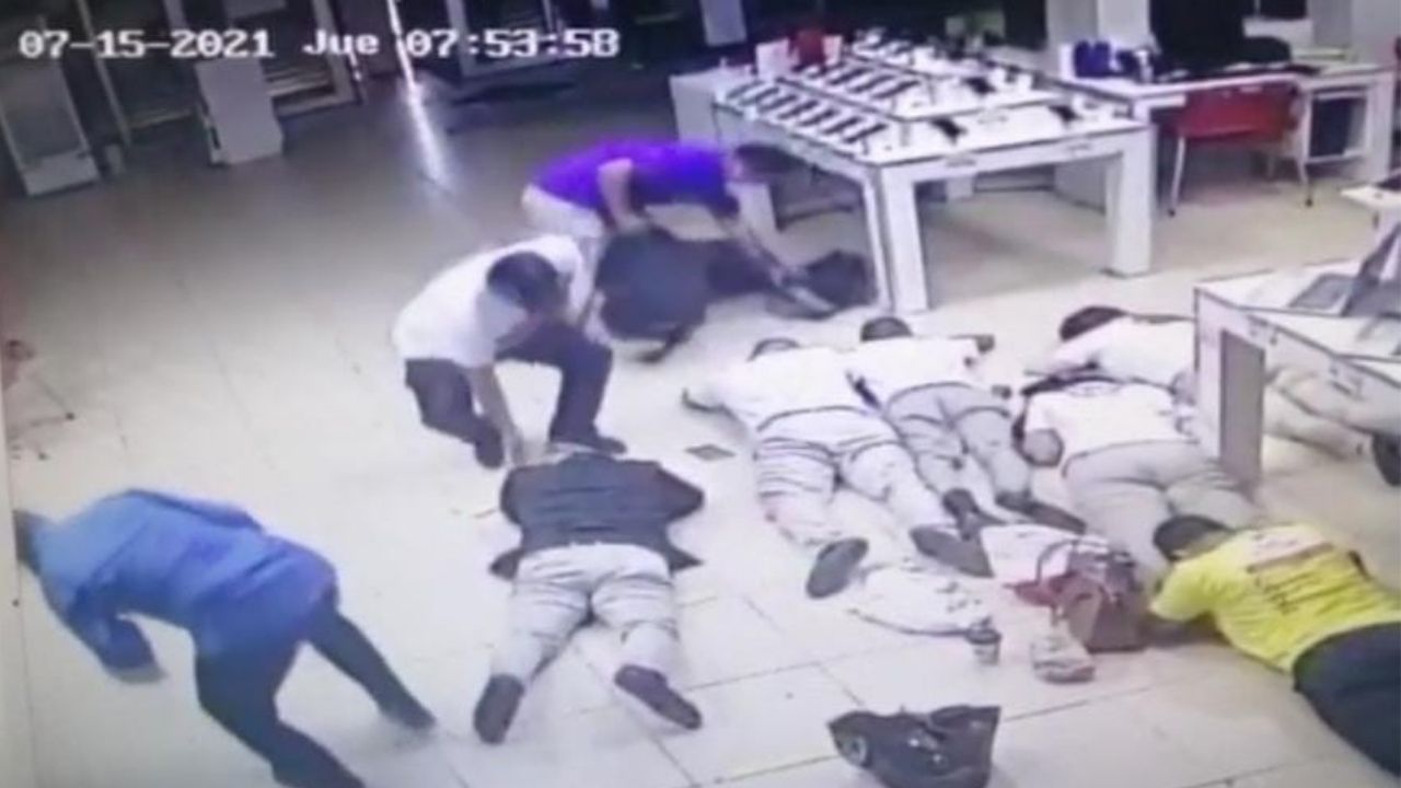 Video muestra a pandilleros cómo asaltan tienda en La Ceiba; se llevaron 8 millones de lempiras