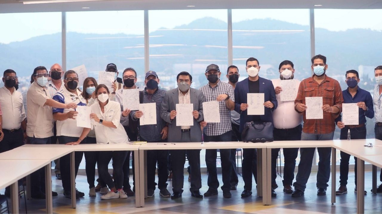 Transportistas y autoridades del gobierno de Honduras firman acuerdos para solucionar problemática en el sector