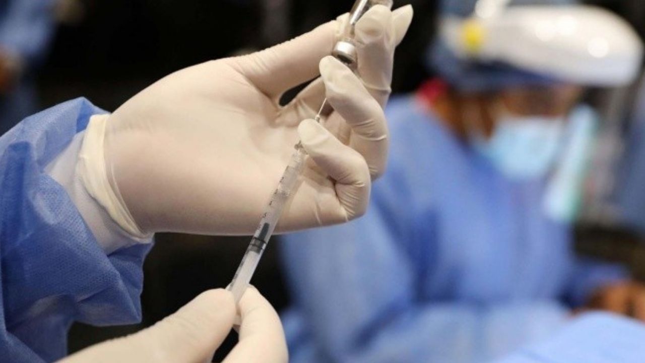 Revisa cuándo te toca aplicarte la vacuna en el Distrito Central si tienes más de 38 años