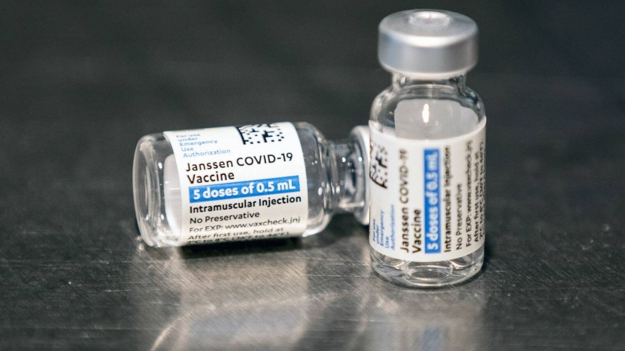 Estados Unidos avisa de vínculo entre la vacuna de Janssen y el síndrome Guillain-Barré
