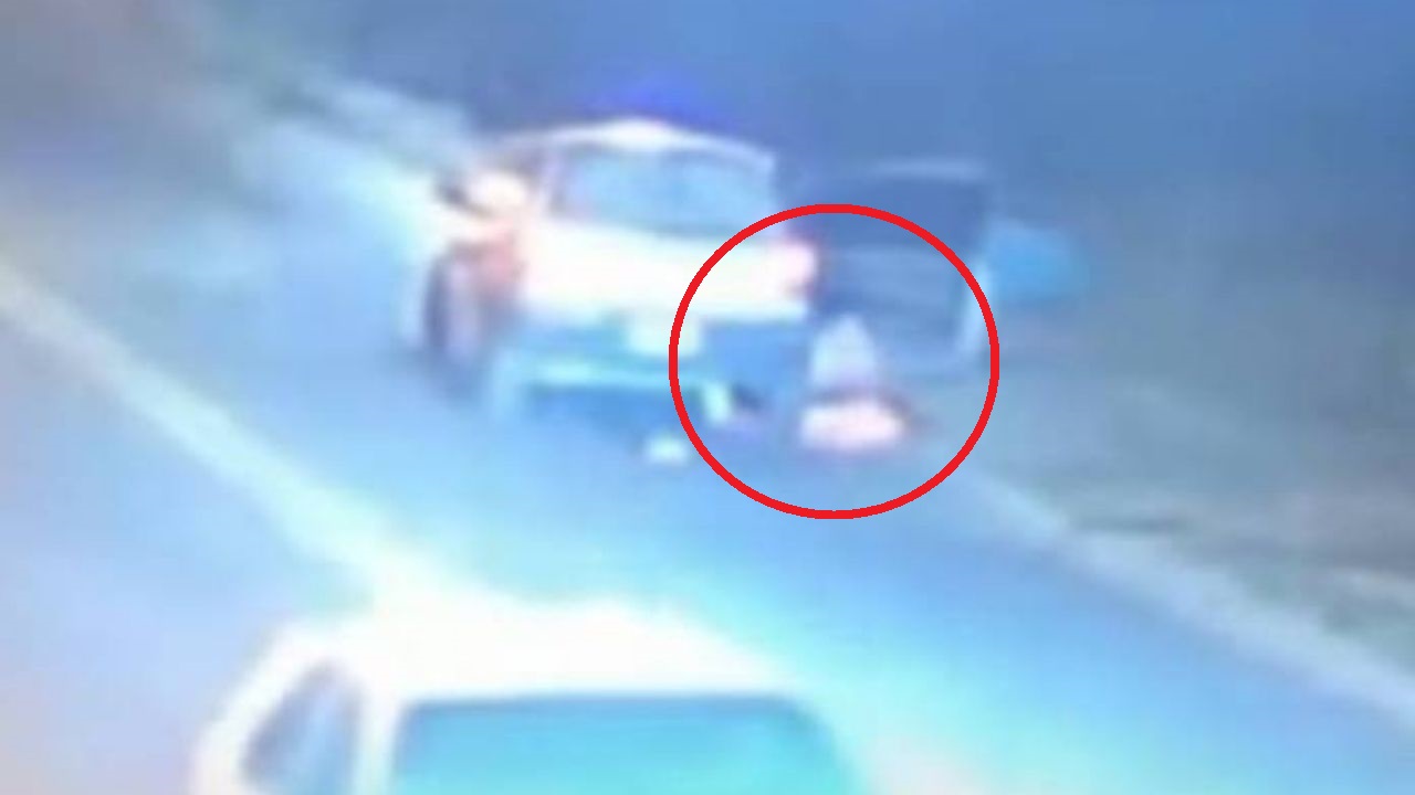 Mujer se lanzó de un carro con sus hijos en brazos para escapar de una agresión de su pareja