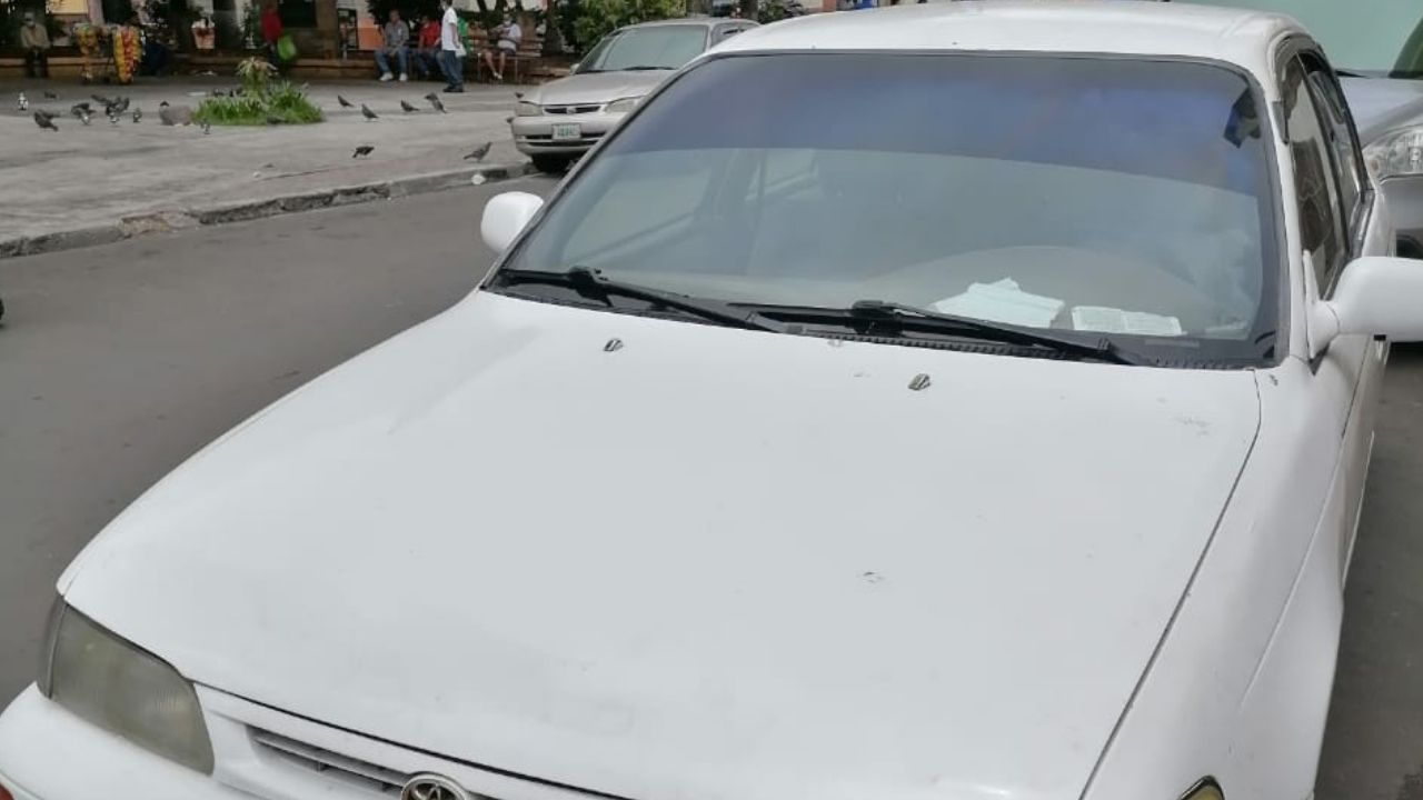 Hallan taxi abandonado con la leyenda ‘por andar con mujeres casadas’ en Comayagüela
