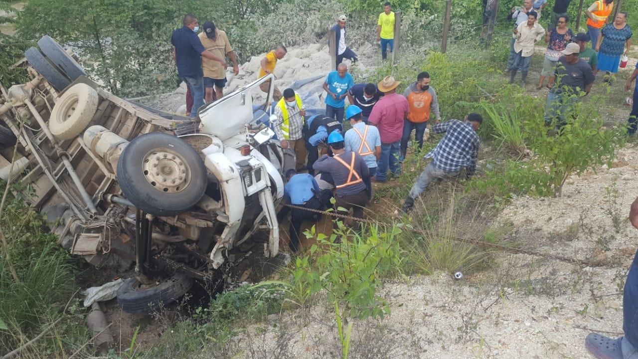 Conductor y ayudante quedan atrapados en amasijo de hierros tras volcarse la rastra en Patuca