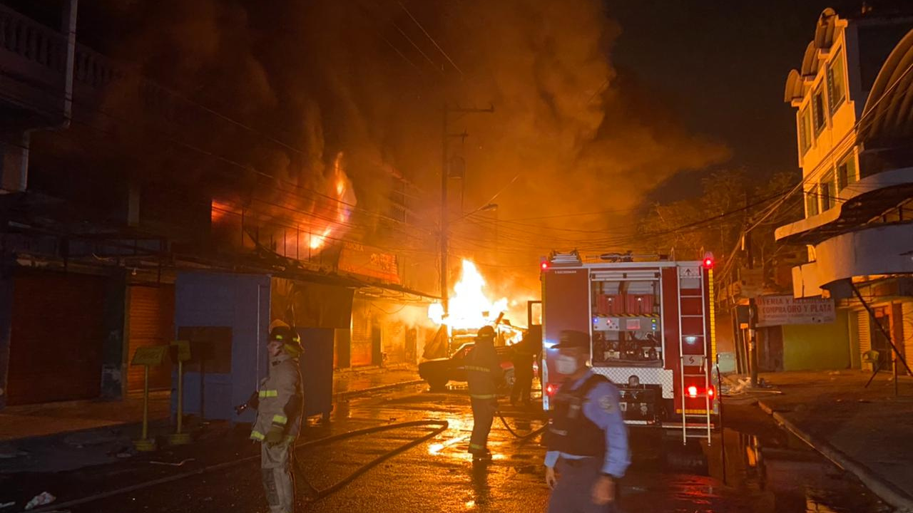 Voraz incendio en varios locales comerciales en el mercado Medina de San Pedro Sula, Honduras