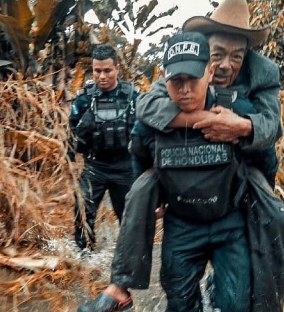 policía carga en su espalda a anciano en honduras