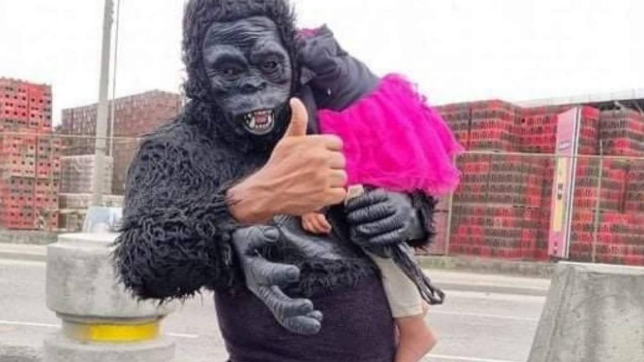 Imagen de Hondureño disfrazado de King Kong exigía entre 500 y mil lempiras diarios a sus hijastros
