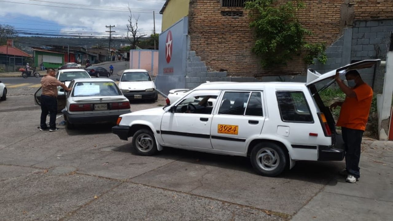 Taxistas hondureños colocan curiosos rótulos en forma de protesta, mira lo que dicen