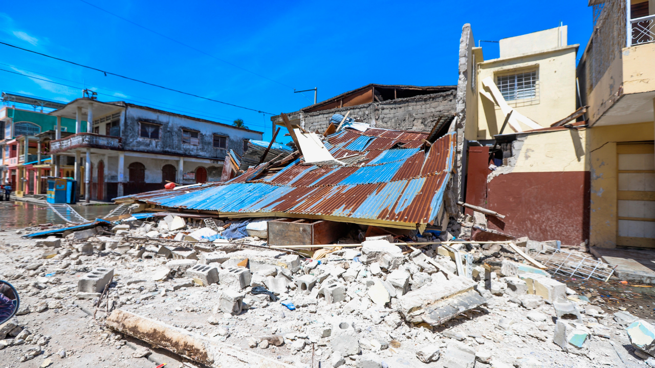 Asciende a más de 300 los muertos en Haití por terremoto de 7.2 grados y declaran estado de emergencia