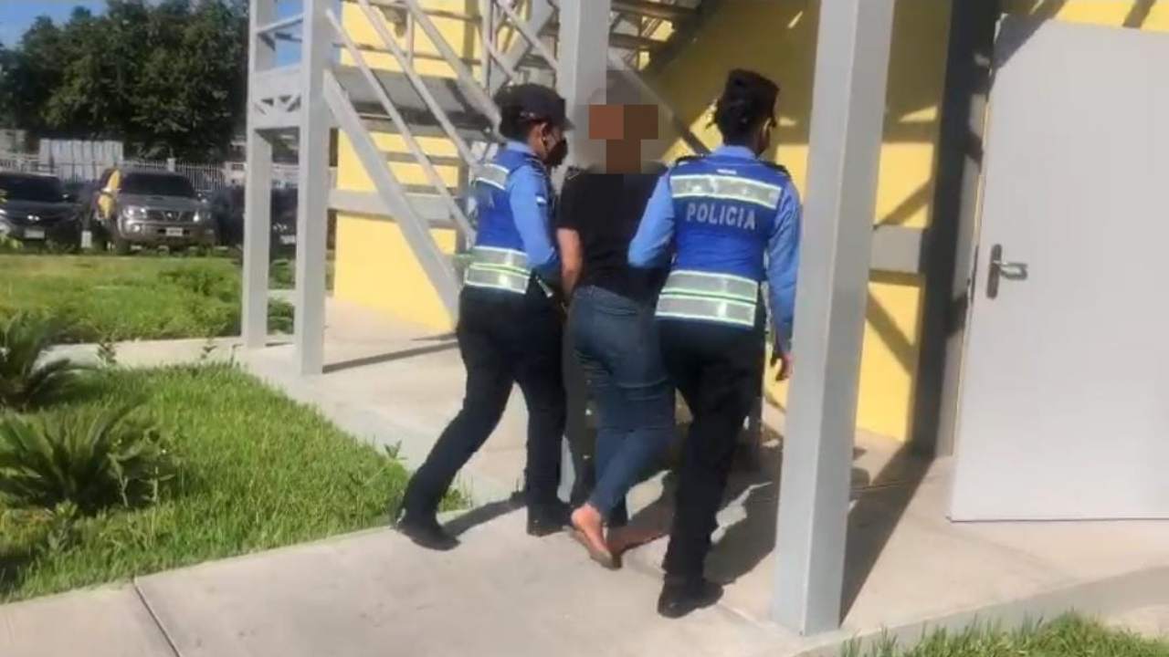 Mujer atropelló a un transeúnte en San Pedro Sula y se dio a la fuga; así la capturaron