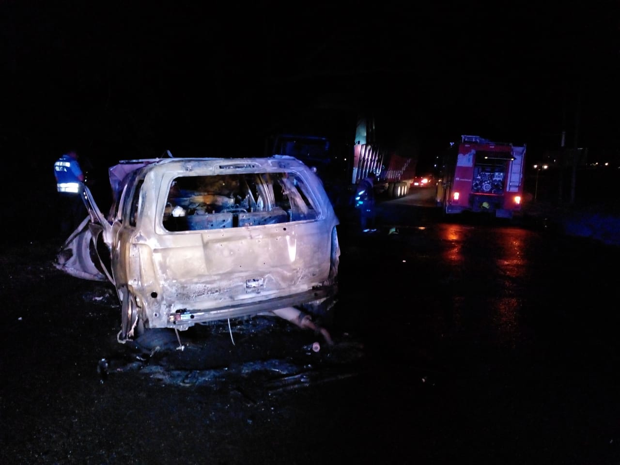 Hondureño muere carbonizado dentro de su carro tras impactar con una rastra en Atlántida