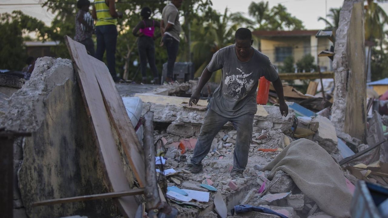 Haití eleva la cifra de fallecidos por terremoto a 724 y desaparecidos a más de 2,000
