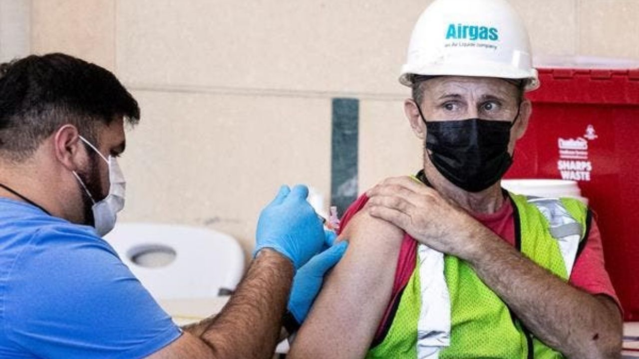 China se enfrenta a rebrotes y Estados Unidos retrasa su meta de vacunación