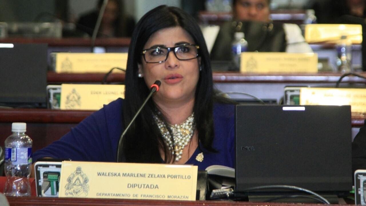 Diputada Waleska Zelaya defiende la militancia del Partido Nacional en un acalorado debate con candidata liberal