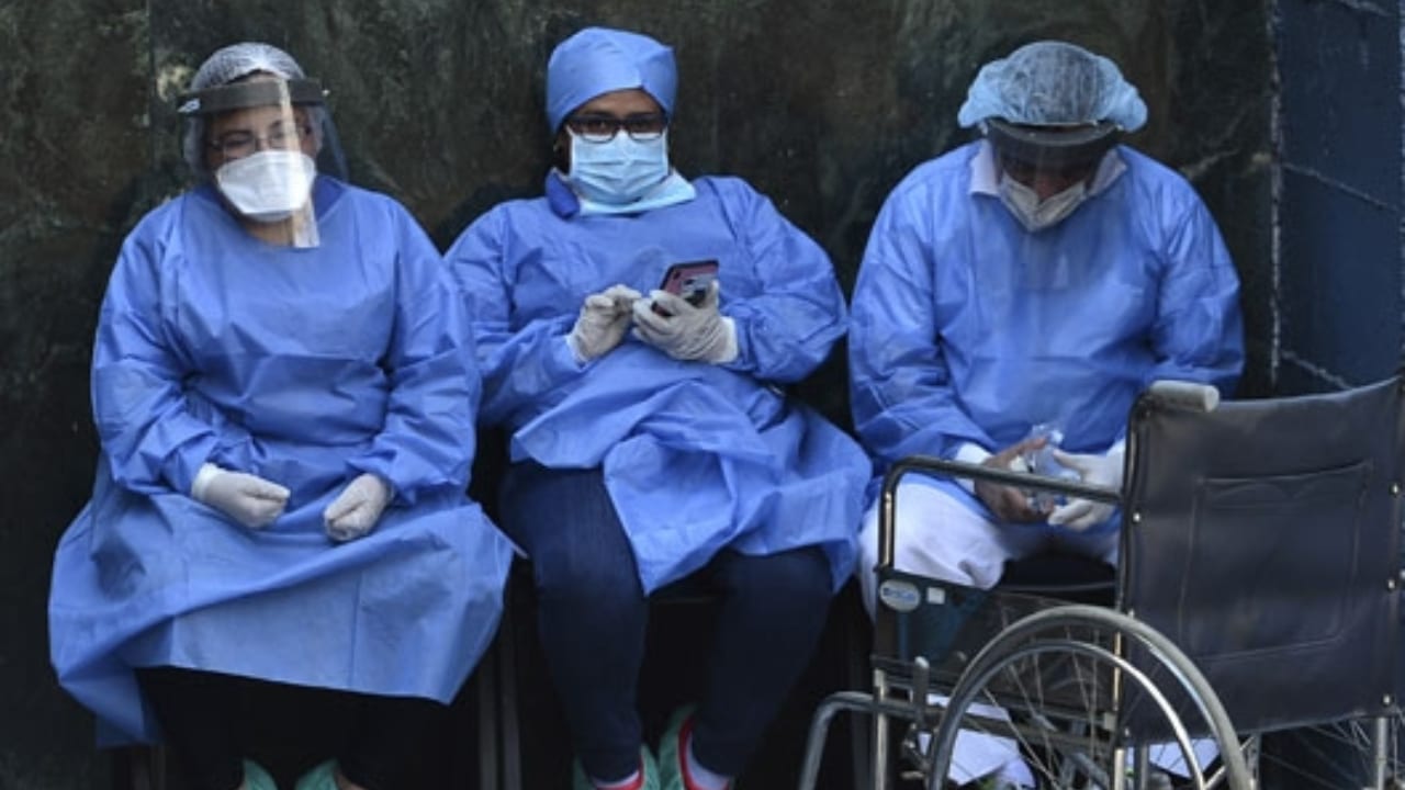 Prohíben a enfermeras hondureñas enviar fotos o vídeos de pacientes covid a familiares ante denuncia de cobro