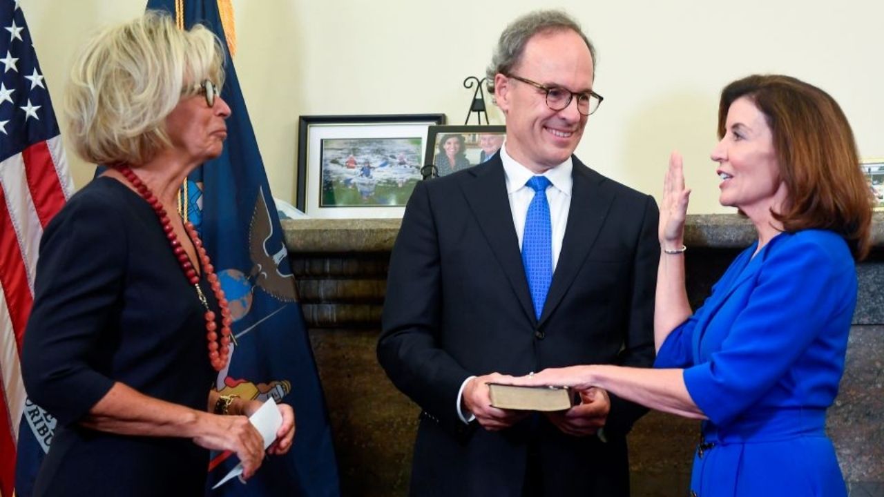 Kathy Hochul: Primera mujer en convertirse en gobernadora de New York