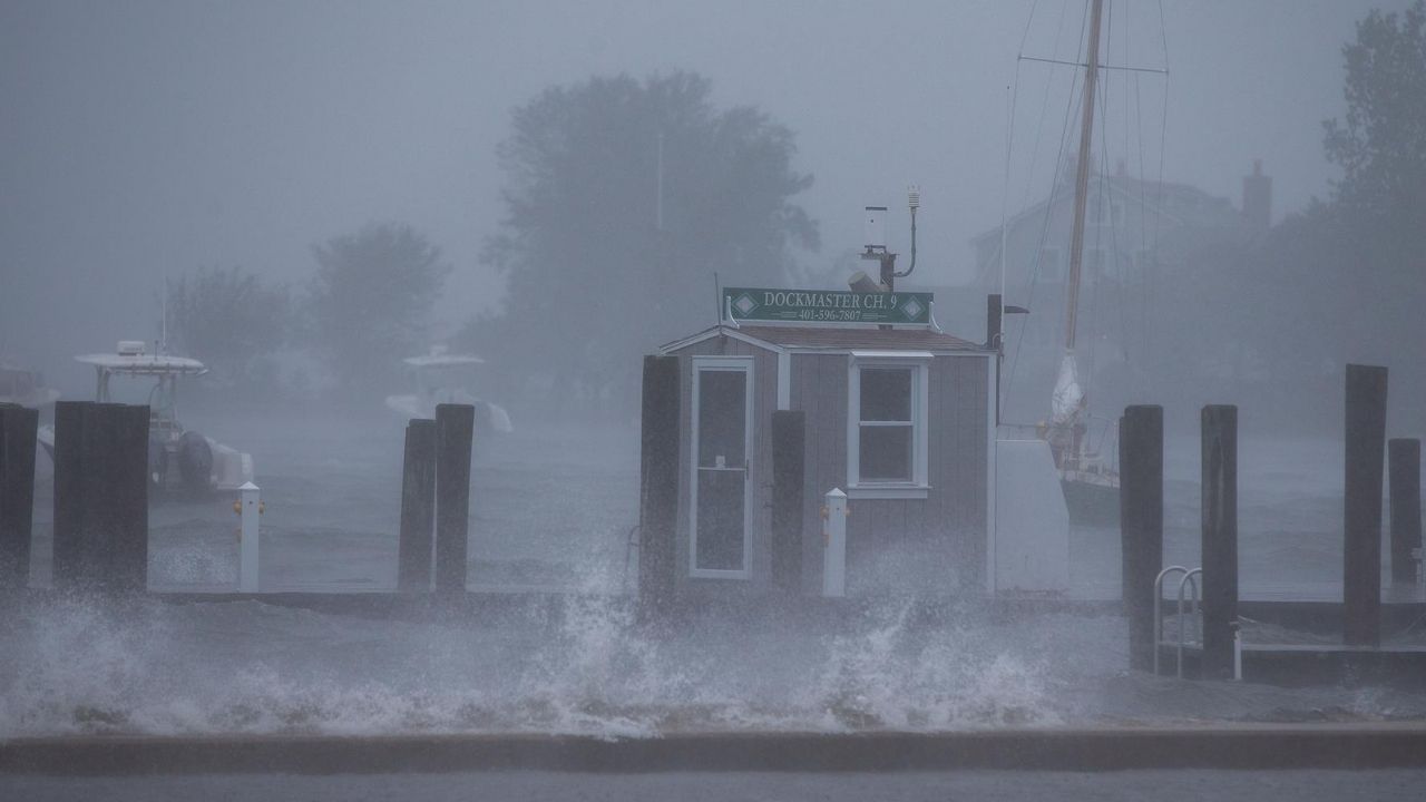 Huracán Henri deja a su paso inundaciones, miles sin luz y vuelos cancelados en Estados Unidos
