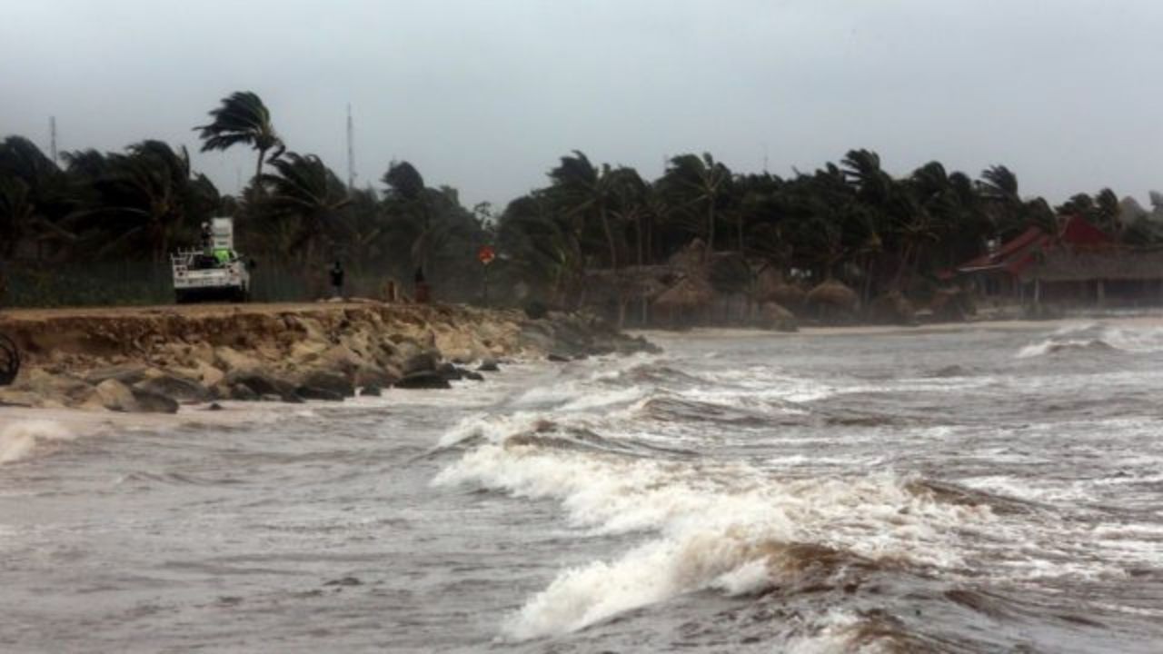 Huracán Grace sube a categoría 2 antes de tocar tierra de nuevo en México
